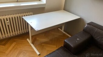 Pracovní stůl bílý a kožená pracovní židle za odvoz
