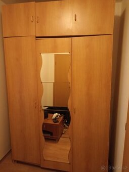 Daruji za odvoz velkou šatní skříň