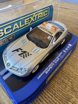 autíčko na autodrahu scalextric - 1