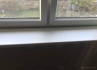 Parapet s nosem bily