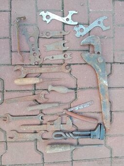 Retro historické nářadí vhodné jako doplněk k veteránu