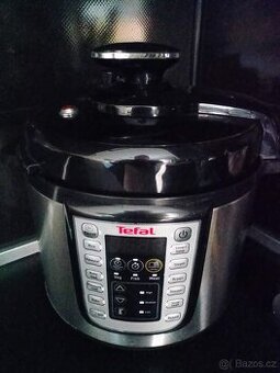 Tlakový hrnec elektrický Tefal.