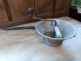 Starý Ruční Pasírovač na Ovoce a Zeleninu