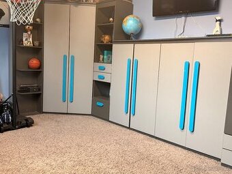 Dětský pokoj, postele, skříně, psací stoly, židle, tv