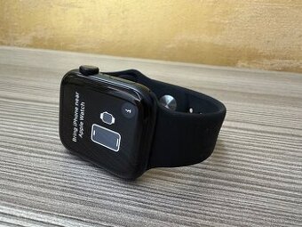 Apple Watch SE 2022 44mm černé, pěkný stav