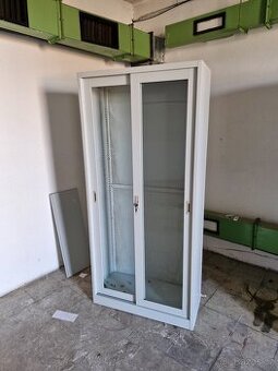 Kovová policová skříň s prosklenými posuvnými dveřmi