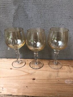 Skleničky na víno