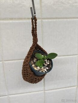 Ručně háčkovaný závěsný obal na květináč