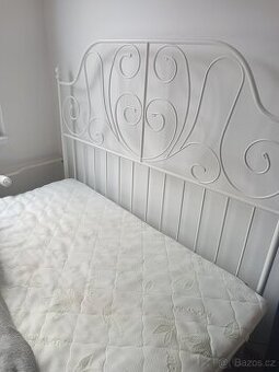 Bílá železná postel s matrací