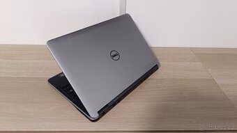 12" ultrabook Dell Latitude 7240 Core-i5,SSD,najeto 2600hod