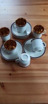 hrnečky na kávu uvnitř vyzlacené