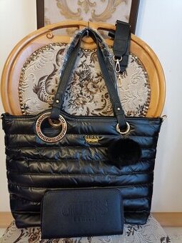 Kabelka Guess s peněženkou a odnímatelným popruhem.