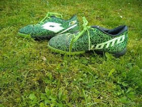 Fotbalové kopačky na umělou trávu