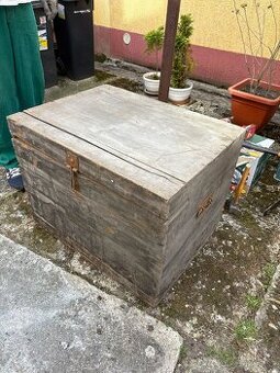 Stará truhla s víkem k renovaci.