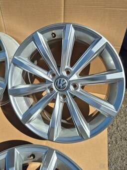 5x112 r17 Vw Passat B8-Model London krásný stav