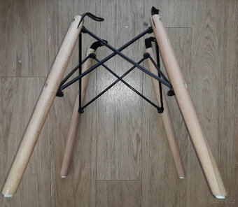 Nožičky od židle, zajímavá konstrukce, výška: 40 cm.