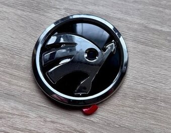 ŠKODA ZNAK LOGO 90mm NOVÉ, k dispozici 2ks.