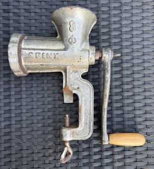 Starožitný litinový mlýnek na maso SFINX Czechoslovakia