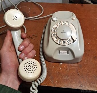 Funkční pevný telefon Siemens-Halske, rok 1954