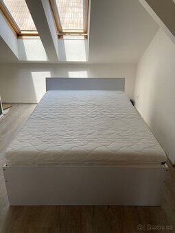 Postel 140×200 cm s matrací a roštem – jako nová