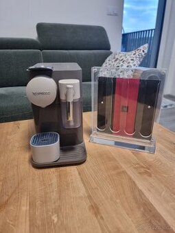 Kávovar DeLonghi Nespresso + stojan na kapsle (ve výborném s
