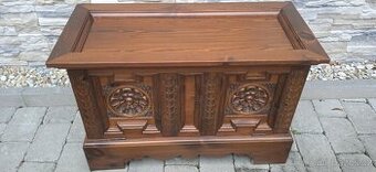 Dřevěná vyřezávaná truhla