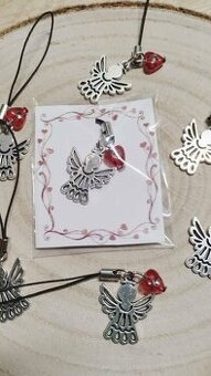 Kovový přívěsek Anděl s červeným srdíčkem