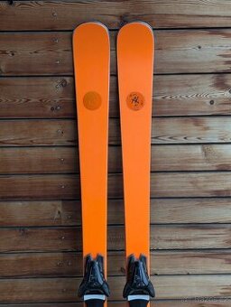 Prémiové švýcarské lyže AK ORANGE POP, 179cm, 2023