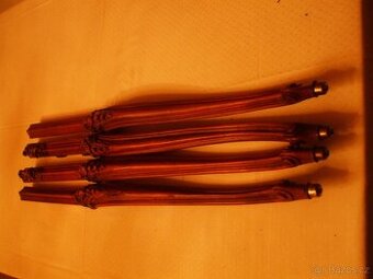 Staré dřevěné vyřezávané nohy