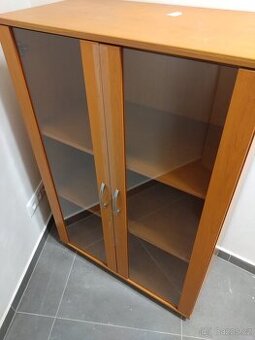 Skříň s prosklenými dvířky