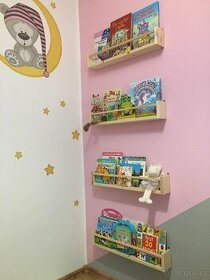 Dětská police na knihy plyšáky hračky
