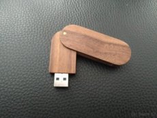 Dřevěný flash disk, USB paměť 8 Gb - hnědé dřevo vyklápěcí
