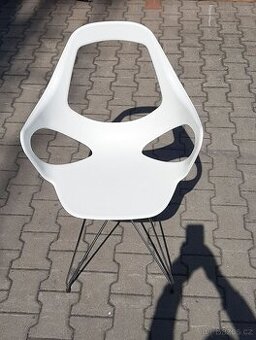Plastová designová židle
