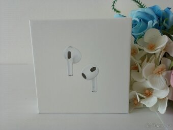 Apple AirPods 3 s nabíjecím pouzdrem MagSafe.