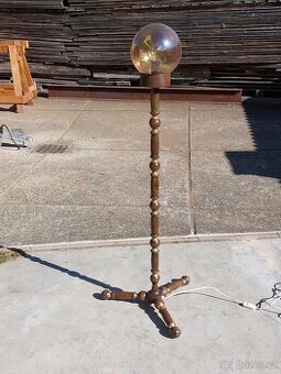 stojací lampa