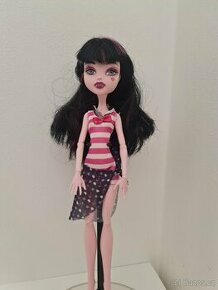 Draculaura skull shores Monster High