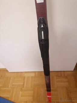 Závodní lyže Atomic