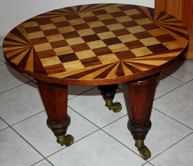 Šachy, starý šachový stůl, šachovnice, šachové figury