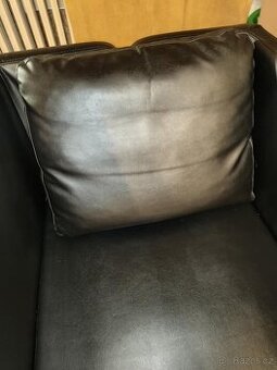 Černé kožené křeslo IKEA Ekerö