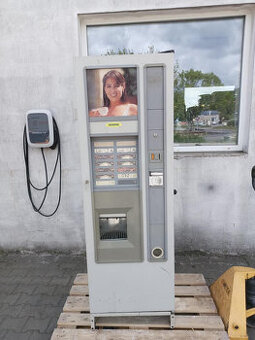 Automat na kávu s vracejícím mincovníkem