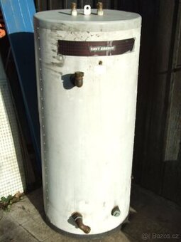Akumulační izolovaná nádrž s výměníkem 435 + 145L = 580L