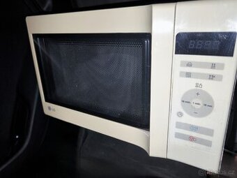 Funkční mikrovlnka mikrovlnná trouba