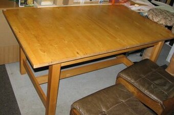 Dřevěný rozkládací jídelní stůl