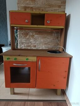 Ručně vyráběná dětská kuchyňka z masivu