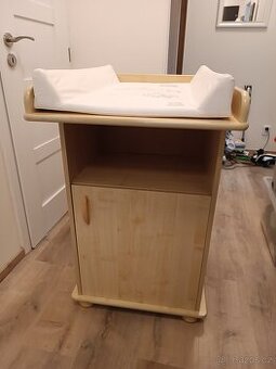 V rezervaci - malá komoda s přebalovacím pultem za odvoz