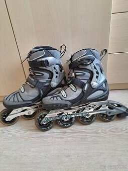 In-line brusle Rollerblade.