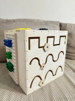 Dřevěný activity board