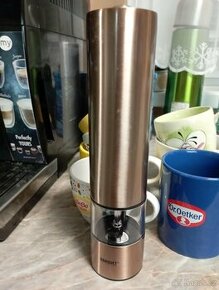 Prodám hrnky a mlýnek na koření