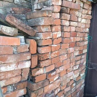 Staré očištěné cihly