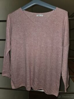Pěkný dámský svetřík vel.42